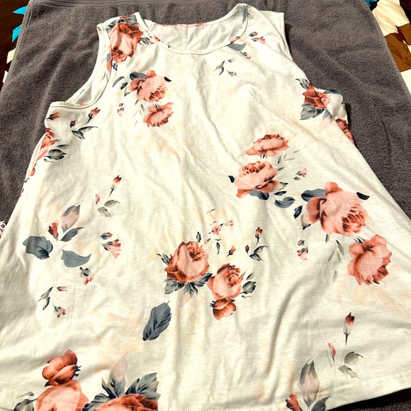 Tops - Woman’s flowy tank top